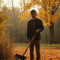Jardinier ramassant les feuilles